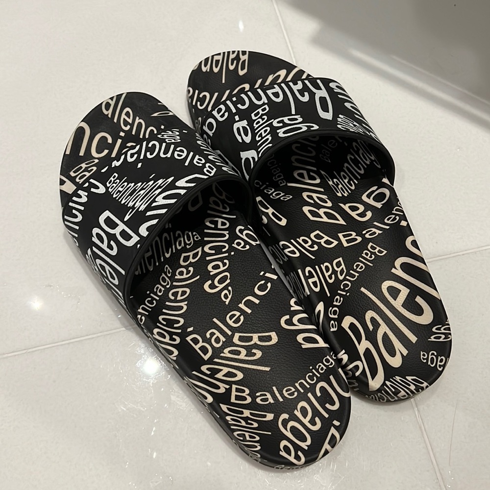 Size 9 balenciaga pool slides used